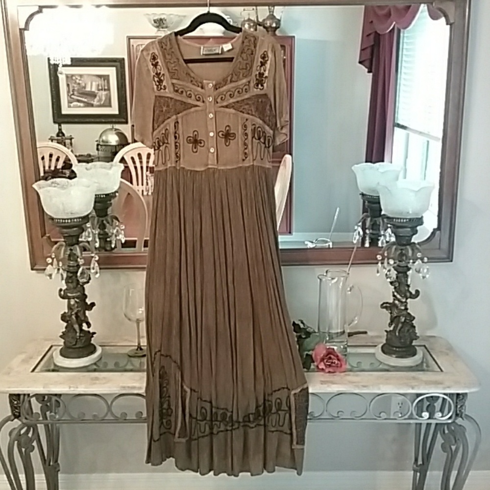 Beautiful embellished dress👗*